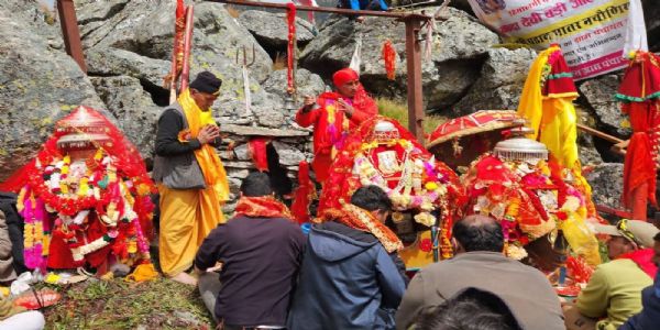 12 साल बाद निर्जन हिमालयी पड़ावों में गूंजे नंदा के जयकारे, पातर नौचयनिया पहुंची बड़ी जात