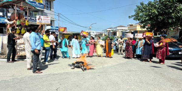 कांग्रेसियाें ने चौथी बरसी पर अंकिता को श्रद्धांजलि देकर सरकार का जलाया पुतला