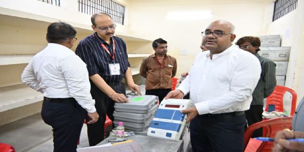 राजनीतिक दलों की मौजूदगी में परखी जा रहीं ईवीएम-वीवीपैट: जिलाधिकारी
