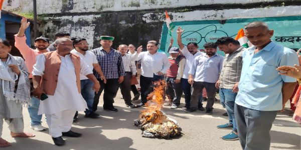 अंकिता हत्याकांड को लेकर कांग्रेस का हल्लाबोल, सरकार का पुतला फूंका