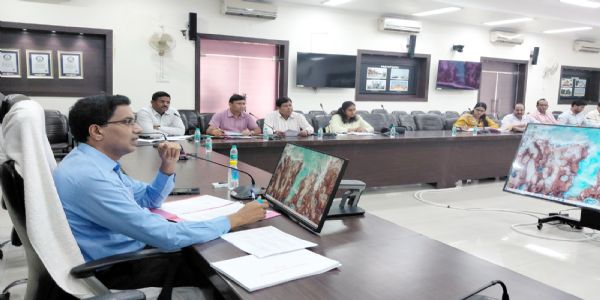विद्यालयों की सफाई में लापरवाही पर जिम्मेदार अधिकारियों की जवाबदेही तय करें : मंडलायुक्त लोकेश एम
