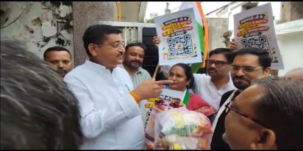 यूपीआई शुल्क के विरोध में कांग्रेस ने राज्यमंत्री रामकेश निषाद के आवास पर पहुंचकर जताया विरोध