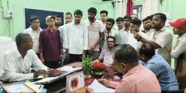 टीएनबी कॉलेज में जर्जर छत को लेकर फूटा छात्रों का गुस्सा, प्राचार्य कार्यालय का किया घेराव
