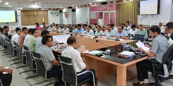 डीएम ने अधिकारियों से मांगा स्पष्टीकरण