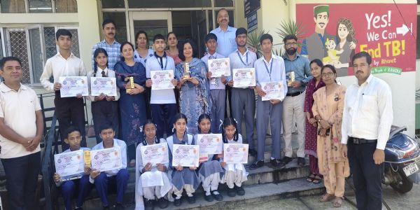 जिला स्तरीय स्वास्थ्य जागरूकता क्विज में कनेड़ स्कूल के आर्यन व अभय प्रथम