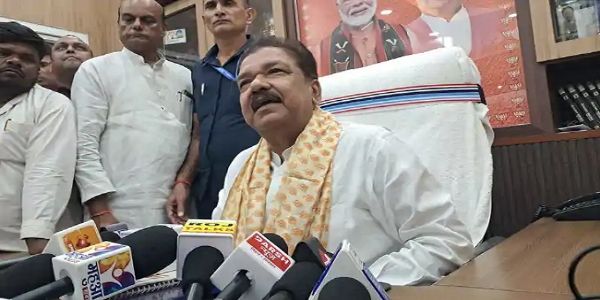 भू-अर्जन में लापरवाही बर्दाश्त नहीं, विकास की रफ्तार रोकने वालों की तय होगी जवाबदेही : डॉ. दिलीप जायसवाल