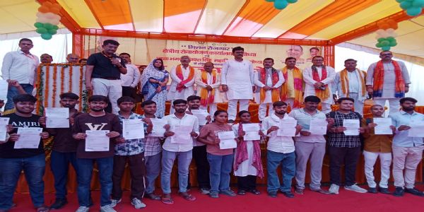 अयोध्या : रोजगार मेले में 7,984 युवाओं का चयन, 90 से अधिक कंपनियों ने दिया अवसर