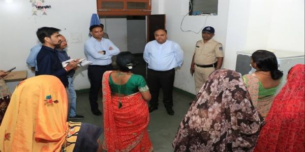 झाबुआः बालिकाओं की सुविधाओं से लेकर भोजन की गुणवत्ता तक, संभागायुक्त ने परखी छात्रावास की व्यवस्थाएं