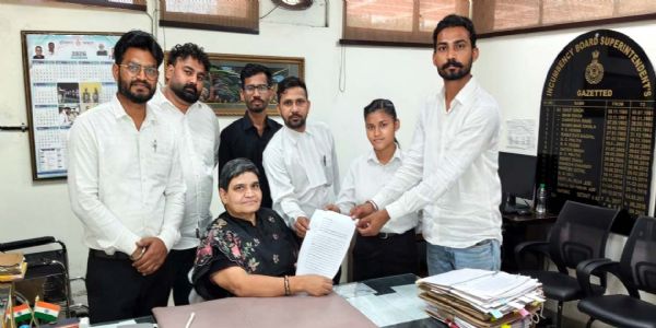 हिसार : जाति प्रमाणपत्र में नाम बदलने के प्रस्ताव के विरोध में भीम आर्मी ने सौंपा ज्ञापन