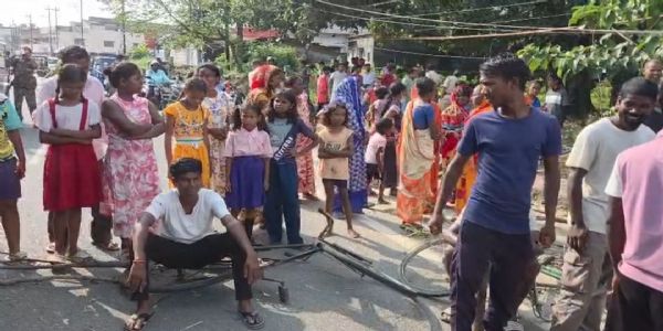 मारपीट के विरोध में ग्रामीणों ने किया सर्विस लेन जाम