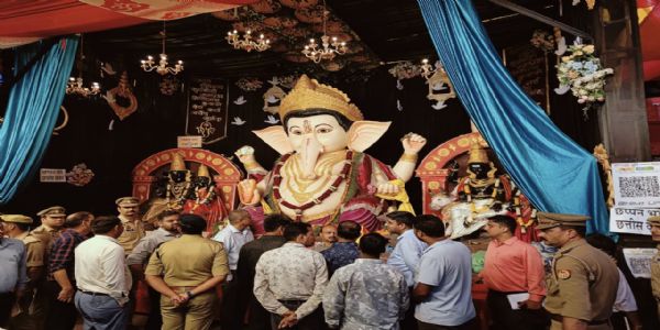 गोरखपुर : गणेश प्रतिमा पंडालों में सुरक्षा व्यवस्था का जिलाधिकारी-एसएसपी ने लिया जायजा