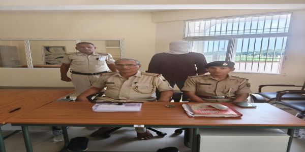 भूसे के बोरे में छिपाकर रखे देशी कट्टा काे पुलिस ने किया जब्त