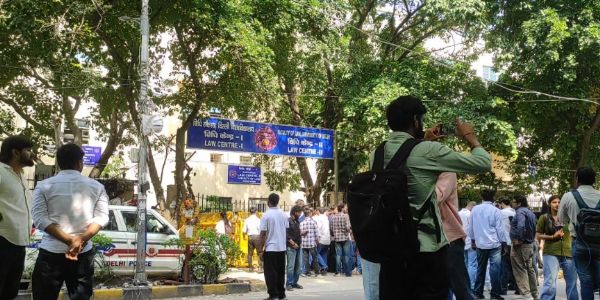 डूसू चुनाव: सुरक्षा और हॉस्टल मुद्दों के बीच मतदान जारी, फर्जी पर्चियों के आरोप पर गरमाई राजनीति