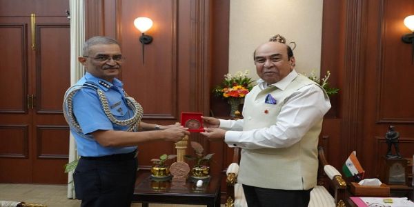 केंद्रीय वायु कमान के एयर ऑफिसर कमांडिंग-इन-चीफ एयर मार्शल तरुण चौधरी राज्यपाल से शिष्टाचार मुलाकात के दौरान
