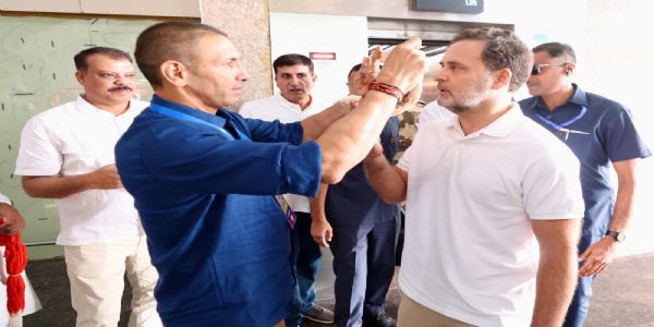 इंदौर एयरपोर्ट पर कांग्रेस के वरिष्ठ नेताओं ने स्वागत किया इंदौर एयरपोर्ट पर कांग्रेस के वरिष्ठ नेताओं ने स्वागत किया