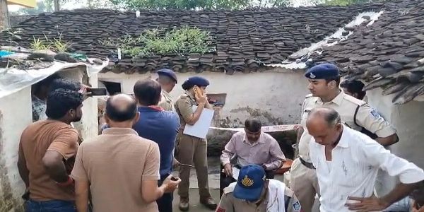 घटनास्थल पर जांच करती पुलिस घटनास्थल पर जांच करती पुलिस