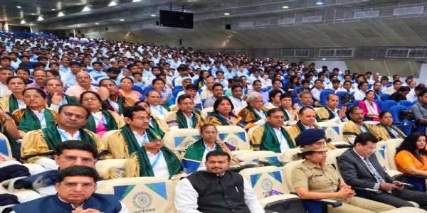दीक्षांत में मौजूद छात्र दीक्षांत में मौजूद छात्र