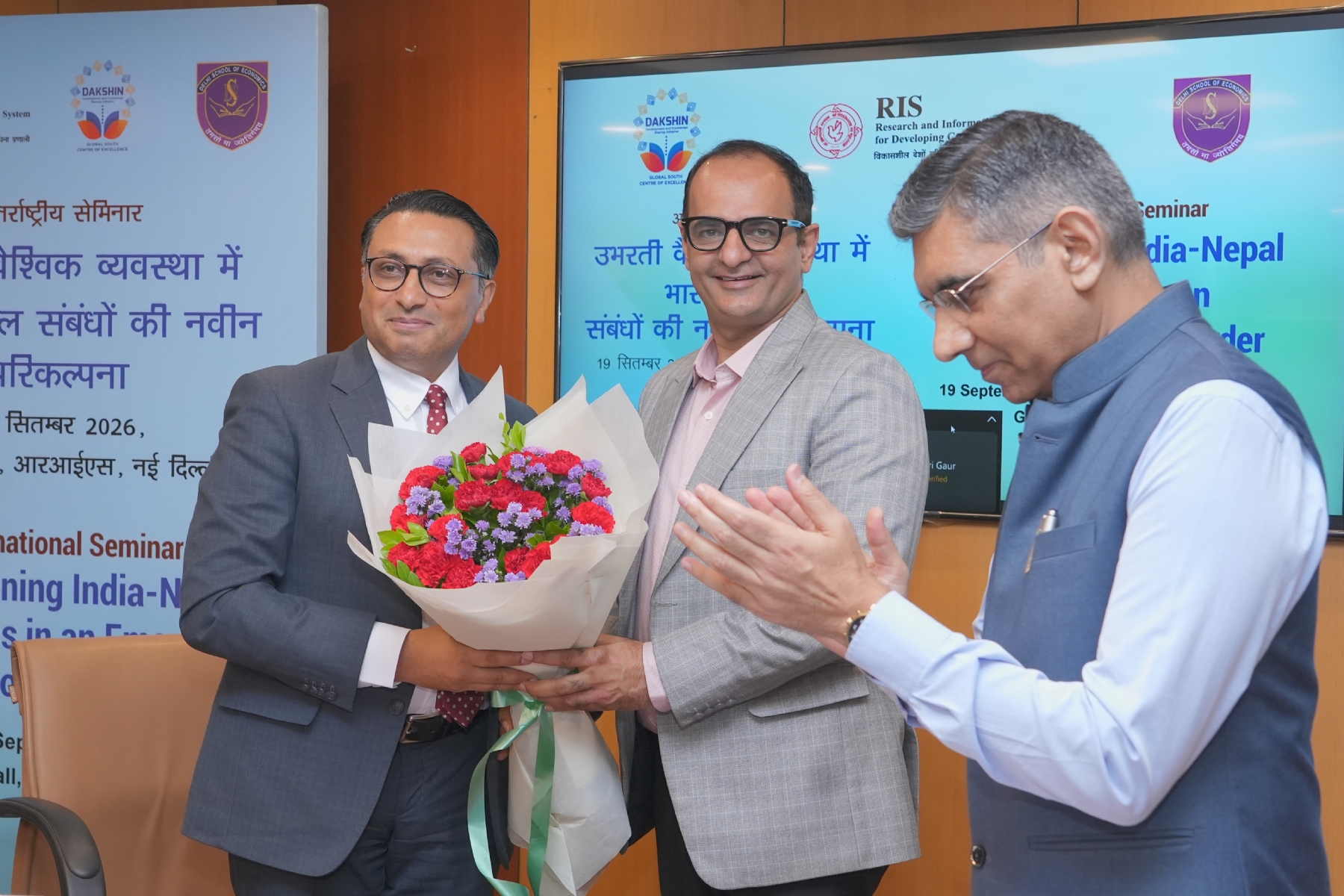 आरआईएस के महानिदेशक प्रो. सचिन कुमार शर्मा नेपाल के वित्त मंत्री डॉ. स्वर्णिम वागले का स्वागत करते हुए। आरआईएस के महानिदेशक प्रो. सचिन कुमार शर्मा नेपाल के वित्त मंत्री डॉ. स्वर्णिम वागले का स्वागत करते हुए।