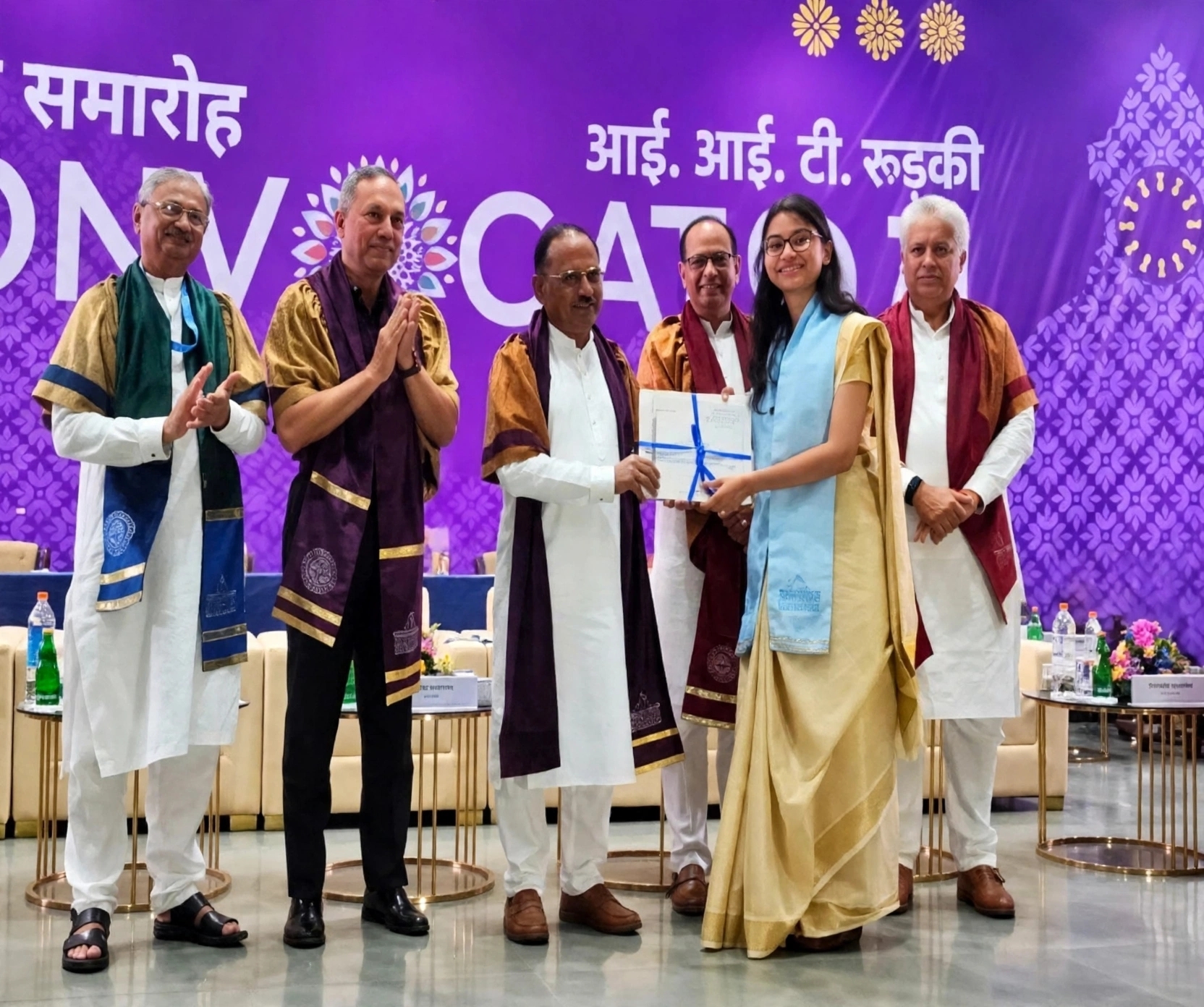 उपाधि प्रदान करते अजीत डोभाल व अन्य उपाधि प्रदान करते अजीत डोभाल व अन्य