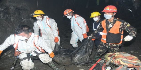 नेपाल के हाइड्रोपावर टनल से शव निकलते हुए नेपाल के हाइड्रोपावर टनल से शव निकलते हुए
