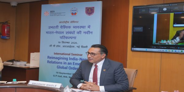 आरआईएस द्वारा आयोजित भारत-नेपाल संबंधों पर अंतरराष्ट्रीय सेमिनार को संबोधित करते नेपाल के वित्त मंत्री डॉ. स्वर्णिम वागले। आरआईएस द्वारा आयोजित भारत-नेपाल संबंधों पर अंतरराष्ट्रीय सेमिनार को संबोधित करते नेपाल के वित्त मंत्री डॉ. स्वर्णिम वागले।