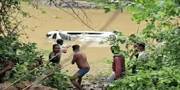 आगरमालवा में नाले में बही कार को रेस्क्यू करते हुए स्थानीय लोग आगरमालवा में नाले में बही कार को रेस्क्यू करते हुए स्थानीय लोग