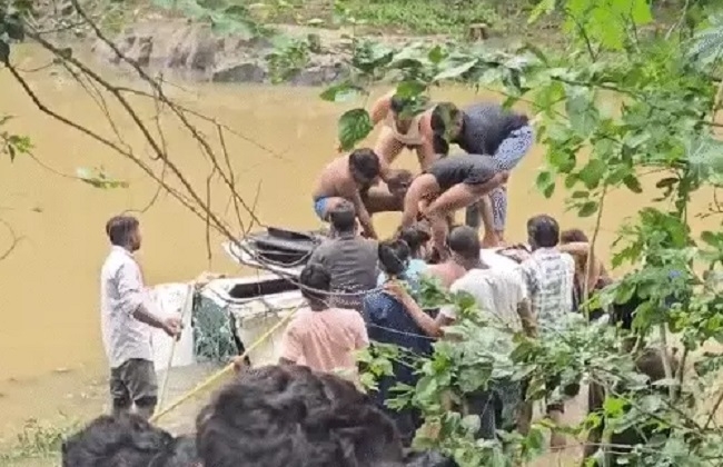 आगरमालवा में नाले में बही कार को रेस्क्यू करते हुए स्थानीय लोग आगरमालवा में नाले में बही कार को रेस्क्यू करते हुए स्थानीय लोग