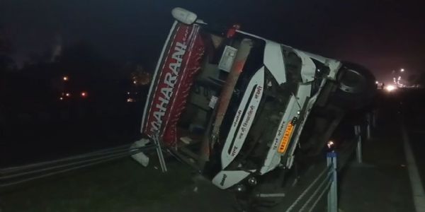 धनबाद में गया-कोलकाता महारानी बस पलटी, आठ यात्री घायल