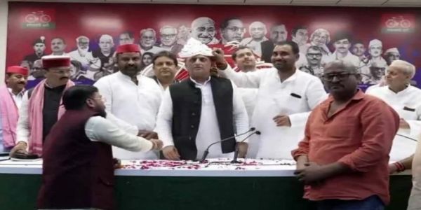 बांदा : पूर्व विधायक पुत्र मयंक द्विवेदी ने छोड़ी बसपा, थामा साइकिल का हाथ