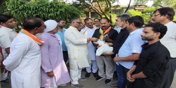 यूपीआई टैक्स के खिलाफ जाैनपुर में कांग्रेसियों ने मंत्री का किया घेराव, उठाई वापस लेने की मांग