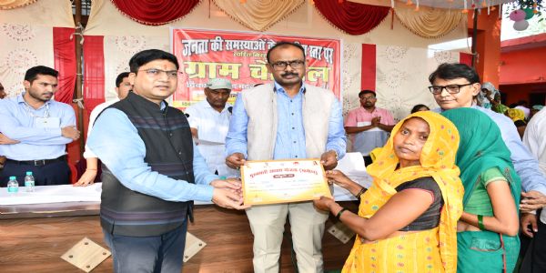 जन चौपाल लगाकर लाभार्थियों को किया लाभान्वित, चेहरे पर आई खुशी