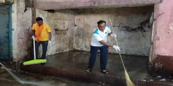 केवड़ाबाड़ी यात्री प्रतीक्षालय में चला विशेष स्वच्छता अभियान