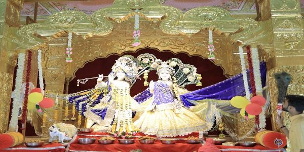 कुबेरेश्वरधाम में राधाष्टमी पर उमड़ा भक्तों का सैलाब, चांदी के कलशों से राधा-कृष्ण का महाभिषेक