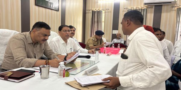 सम्पूर्ण समाधान दिवस में अफसराें ने फरियादियों की समस्याएं सुनीं
