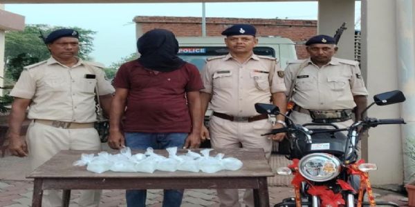 देशी शराब बरामद, कारोबारी गिरफ्तार