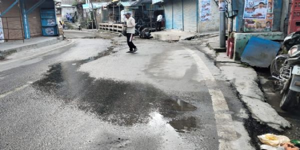 सड़क पर बह रहा लीकेज पाइप लाइन का पानी, जिम्मेदार बेखबर