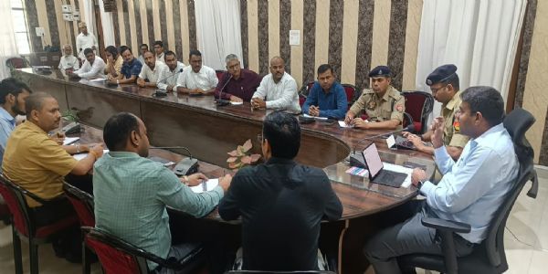 गोरखपुर में बिना रॉयल्टी के बालू खनन पर हाेगी सख्ती, जिलाधिकारी ने बैठक में दिये कार्रवाई के निर्देश-