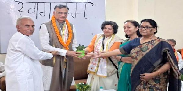 कुलाधिपति ने कन्या गुरुकुल और एफईटी का किया निरीक्षण