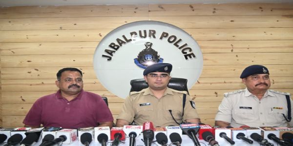 जबलपुरः कुख्यात गैंगस्टर छोटू चौबे का पिता गिरफ्तार, दो लोडेड पिस्टल बरामद