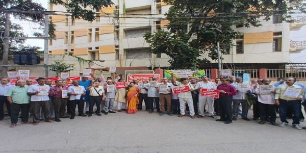 वैलिडेशन संशोधन वापस लेने को लेकर एसोसिएशन ने दिया धरना