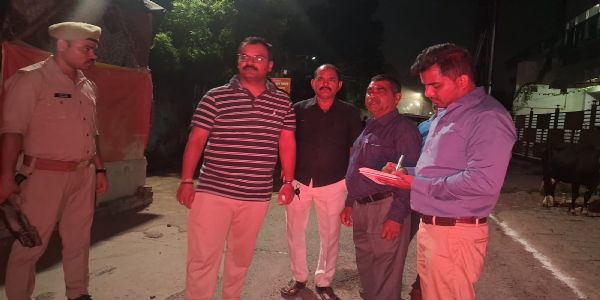 कानपुर : निगम आयुक्त ने देर रात देखी सड़कों के निर्माण की गुणवत्ता, बोले—24 घंटे में हटाएं मलबा