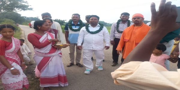 करम पूर्व संध्या पर गूंजा पारंपरिक गीत-संगीत, विधायक ने बढ़ाया कलाकारों का हौसला