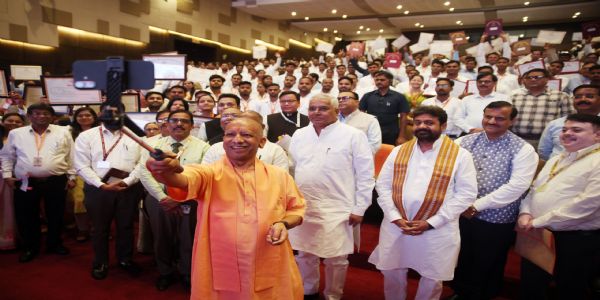 मुख्यमंत्री योगी आदित्यनाथ के हाथों नियुक्ति पत्र पाकर खिले अभ्यर्थियों के चेहरे, बोले- बिना भेदभाव के मिली नौकरी