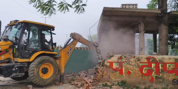 सरकारी जमीन पर बने कथित अतिक्रमण पर चला बुलडोजर, केडीए ने हटाया निर्माण