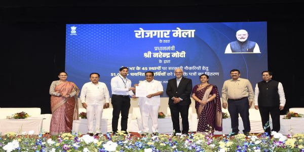 सीआर पाटील ने सरसाणा रोजगार मेले में 158 युवाओं को दिया नियुक्ति पत्र