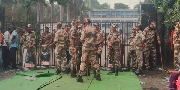 सीएचसी भवन ध्वस्त करने पर भड़का ग्रामीणों का आक्रोश,  एसईसीएल के दीपका जीएम कार्यालय में तालाबंदी