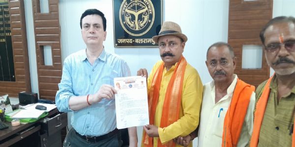 श्रीकृष्ण जन्मभूमि को अतिक्रमण मुक्त कराने की मांग, एडीएम को सौंपा ज्ञापन
