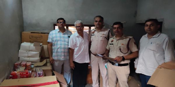 जींद : सीएम फ्लाइंग ने दो मकानों पर छापेमारी कर 147 पेटी बम किए बरामद