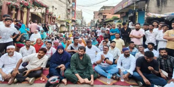 बूचड़खाना तोड़ने पहुंची नगर निगम की टीम का स्थानीय लोगों ने किया विरोध