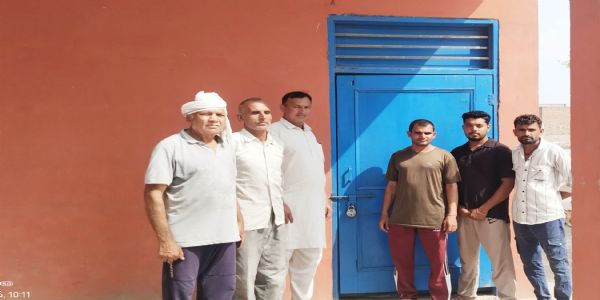 जींद: जलघर की वॉल खराब हाेने पर गुस्साए ग्रामीणों ने जलघर पर जड़ा ताला